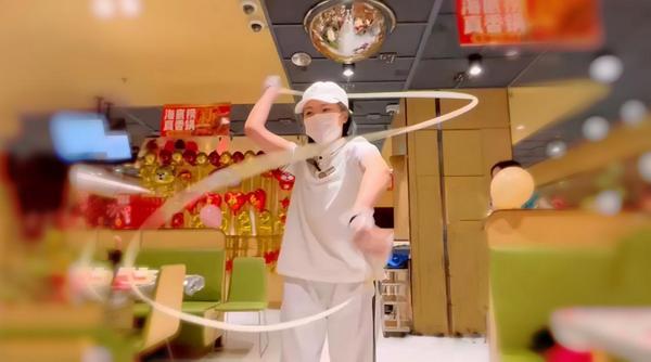 从前堂到后堂，海底捞00后女捞面师把“一根面”练成真本事