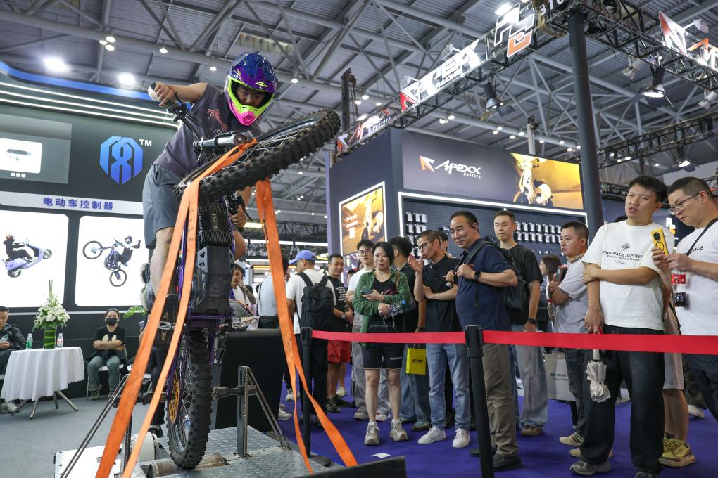 2025年9月,观众在重庆摩博会现场体验国产新能源摩托车控制器自动翘头功能。新华社记者 陈诚 摄 2025年9月,观众在重庆摩博会现场体验国产新能源摩托车控制器自动翘头功能。新华社记者 陈诚 摄