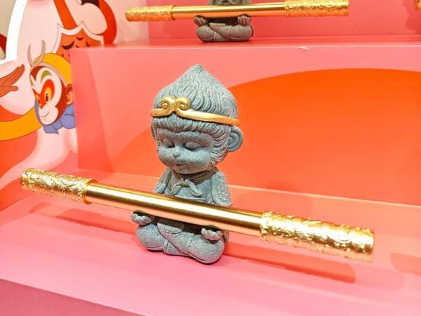 朱炳仁·铜开发的国潮款产品“悟空如意金箍笔”。新华社记者张璇 摄 
